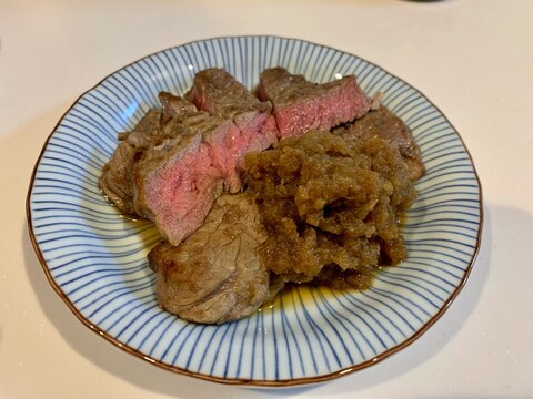 牛もも肉のステーキ玉ねぎソース